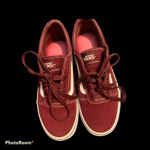 Low top maroon/burgundy vans